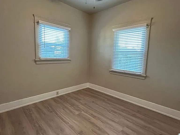 504 E Walnut St — Photo 12