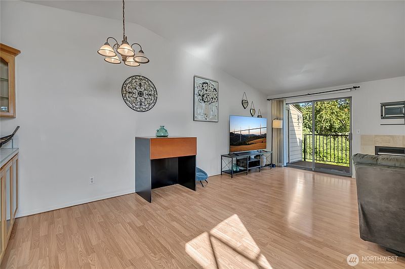 4th image of 1808 Maple Lane #79