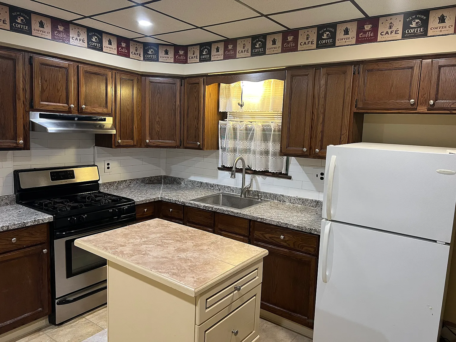 183 Hayward Pl — Photo 3