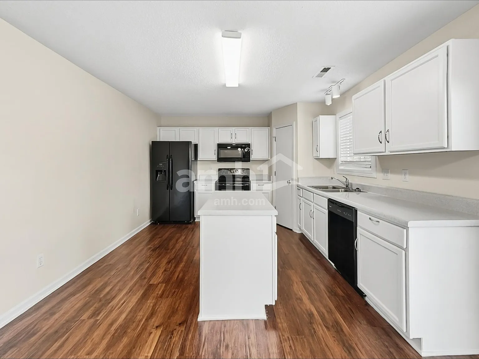 4 bed, 2.5 bath, 2414 sqft, $2,235 — Photo 4