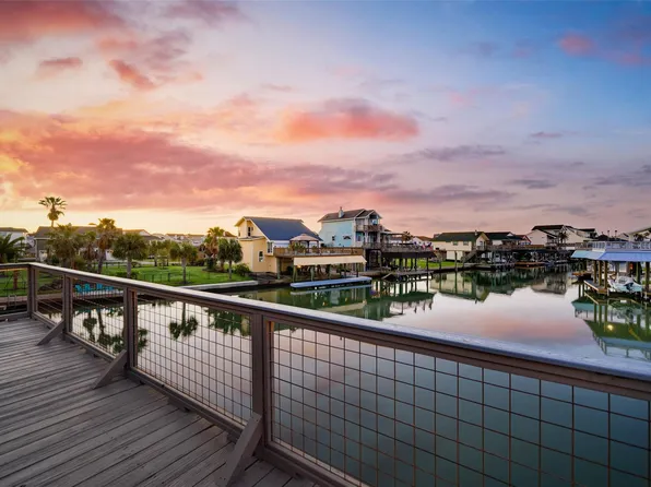 1127 Tiki Dr, Tiki Island, TX 77554