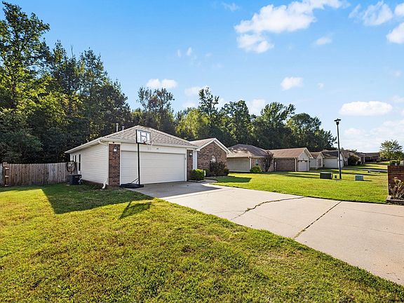 4th image of 85 Rosebud Cir