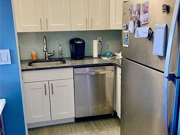 3rd image of 205 Mineola Blvd APT 3B