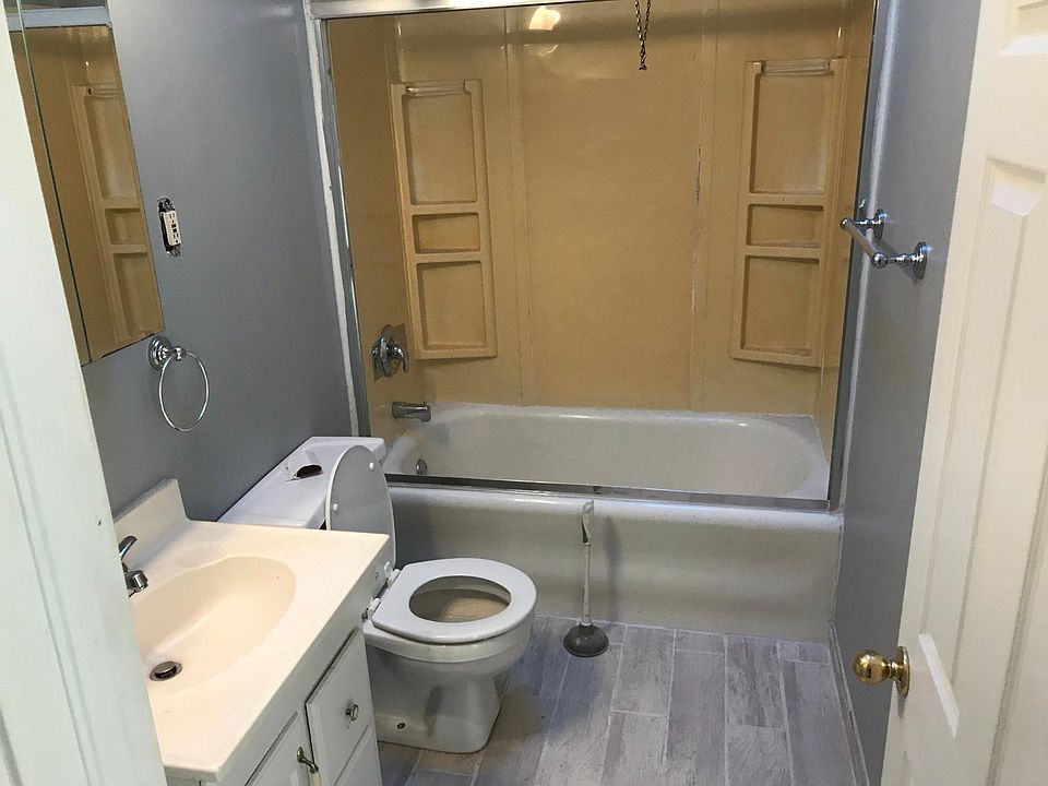 2nd image of 404 W 15th St