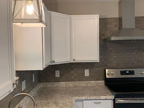 3rd image of 411 SE 20th St