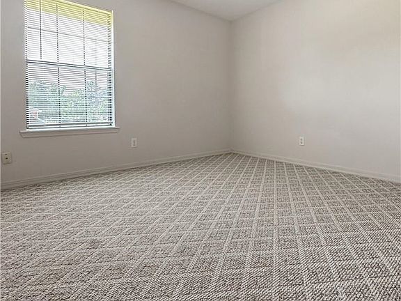 4th image of 801 Holly St