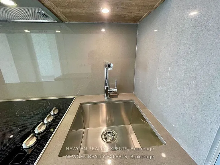 11 Yorkville Ave #3610 — Photo 18