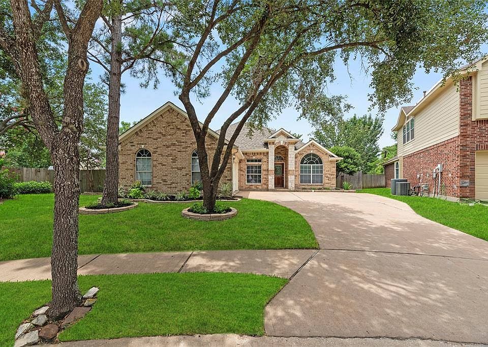 1st image of 16522 Bluff Springs Dr