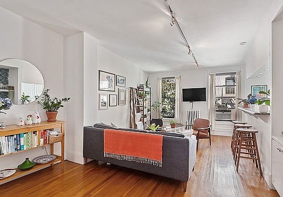 3rd image of 343 W 29th St #4