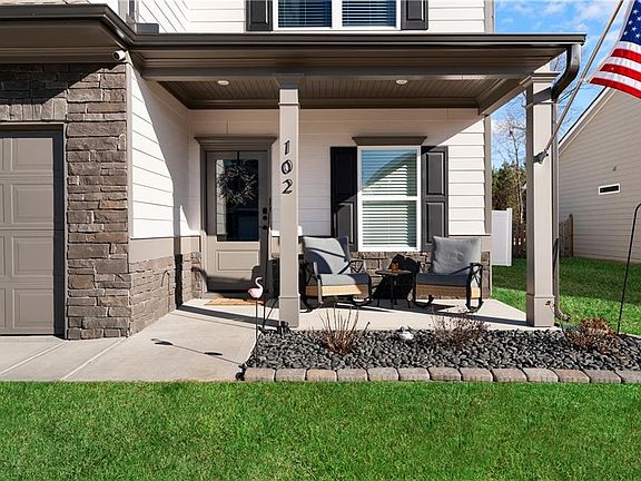 3rd image of 102 Royal Oak Dr NE