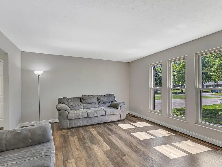 8187 Woodward Dr — Photo 2