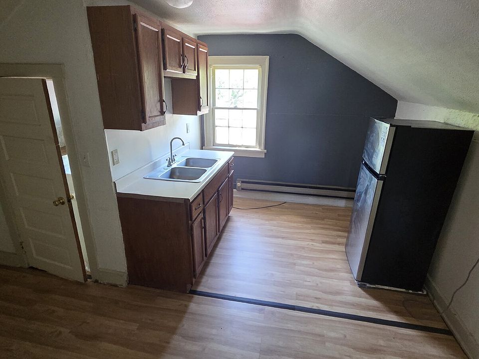 1st image of 1462 Maple Rd #3