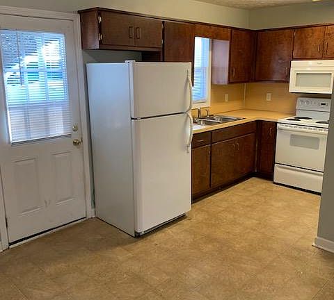 2nd image of 15 Ponderosa Dr #B