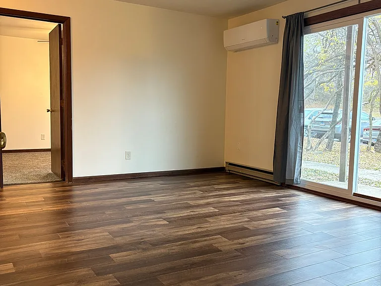 Immaculate Updated 1 Bedroom with 1 Bath — Photo 7