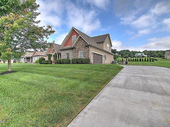 3rd image of 204 W Hawthorne Ct