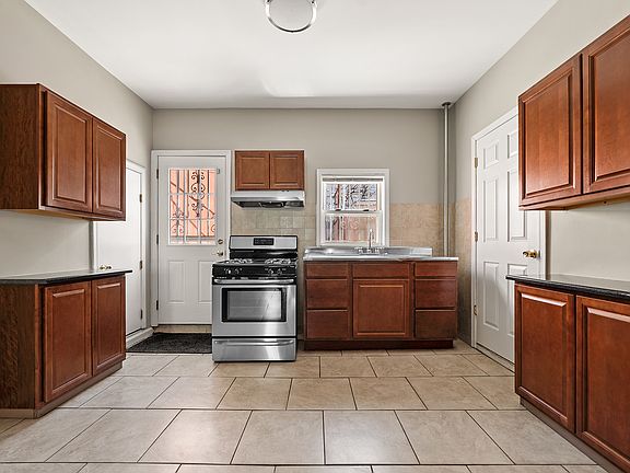 3rd image of 677 6th Ave Floor 1