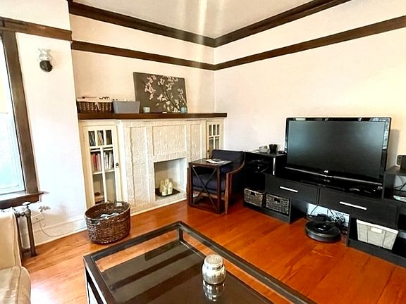 3rd image of 2302 W Sunnyside Ave #1W