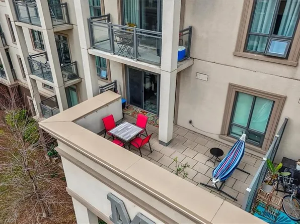 2490 Old Bronte Rd #301, Oakville, ON L6M 0Y5