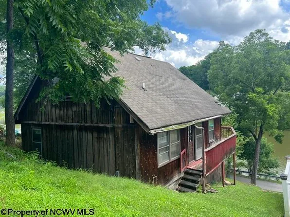 564 Maple Lake Rd, Bridgeport, WV 26330