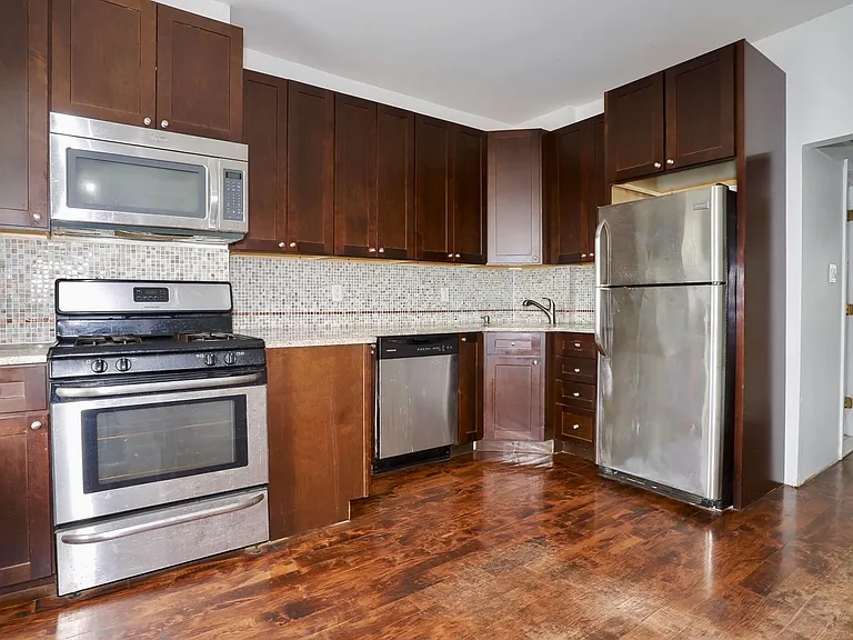 12 Romaine Ave — Photo 8