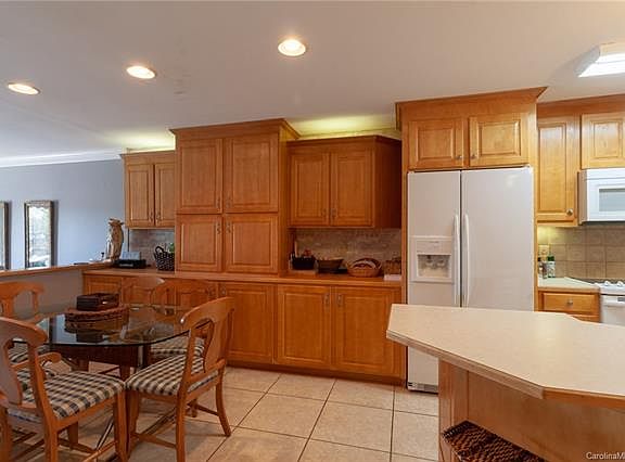 5th image of 528 Catspaw Ln
