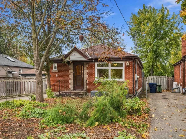 4 Waltonice Rd, Toronto, ON M1M 3G5