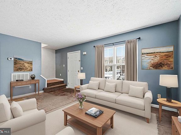 4th image of 425 Surrey Club Ln