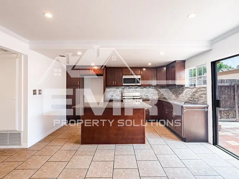 9781 S Karmont Ave — Photo 7