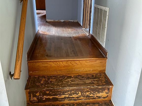 4th image of 518 N Moccasin Pl