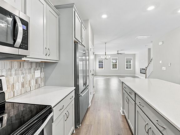 4th image of 988 Gateway Commons Cir