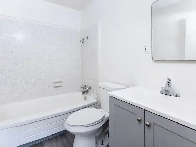 Chateau Villa Apartments — Photo 9