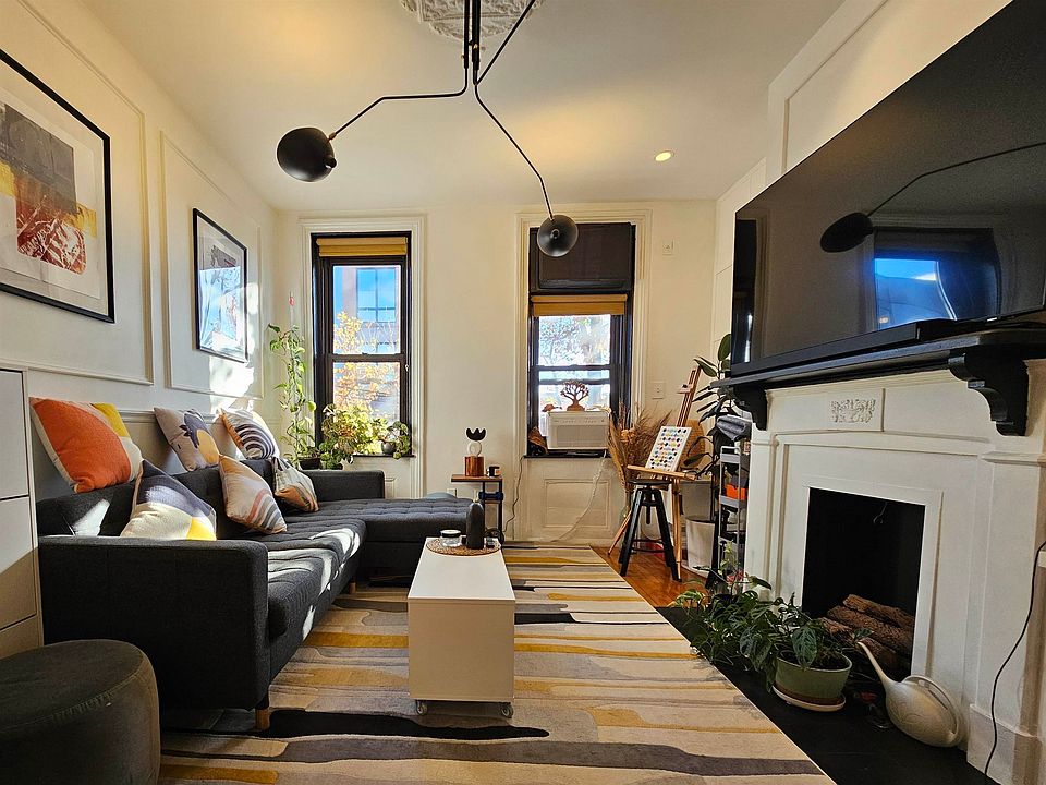 1st image of 372 2nd St APT 3L