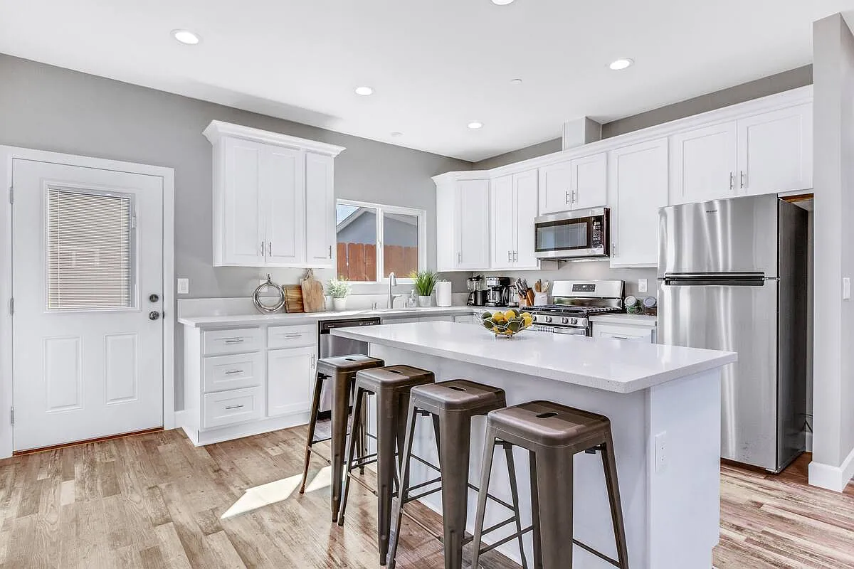 14415 Pontlavoy Ave — Photo 2