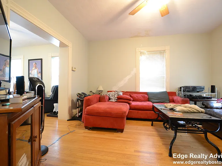 318 N Harvard St — Photo 5