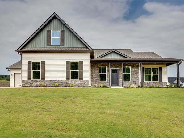 202 Old Glory Ct, Pickens, SC 29671