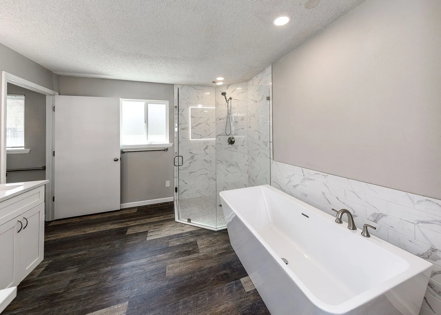 Charming 3 Bed Home Centrally located, Large Yard — Photo 4