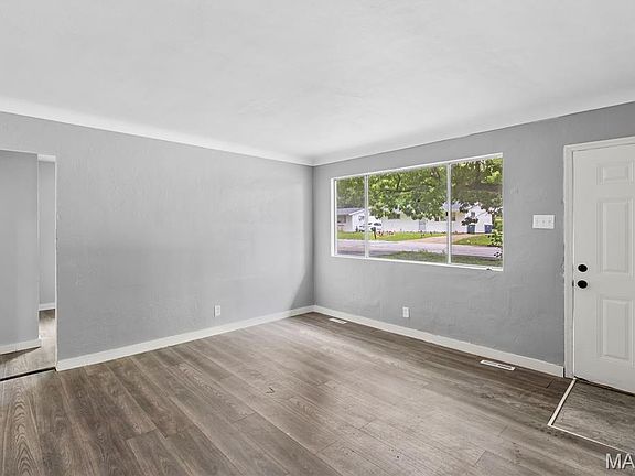 5th image of 121 Cady Dr