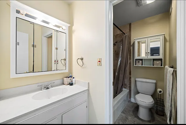 Master Bathroom, bathroom has new tiles!
