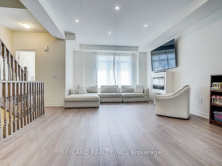 459 Dundas St E — Photo 7