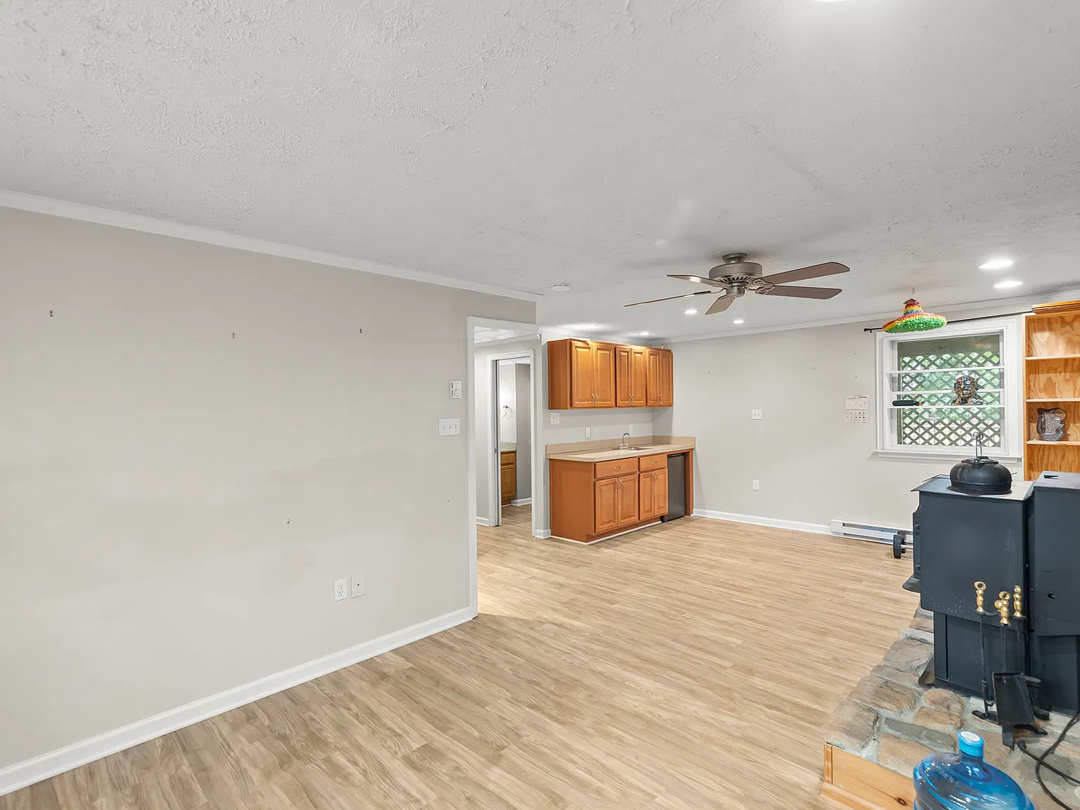 5 bed, 1970 sqft, $2,150 — Photo 2