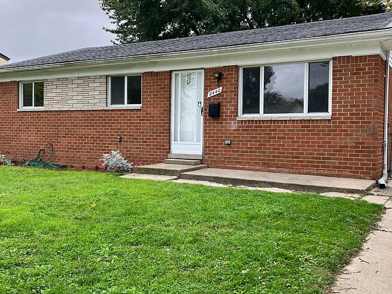 8440 Doncaster Dr — Photo 2