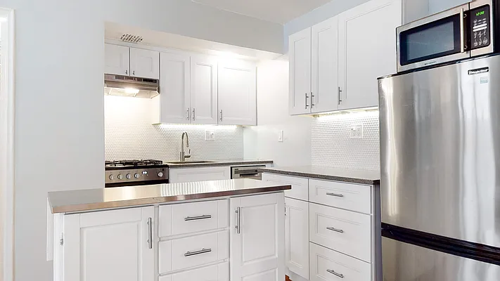 Sold by Bizzarro Agency | media 2