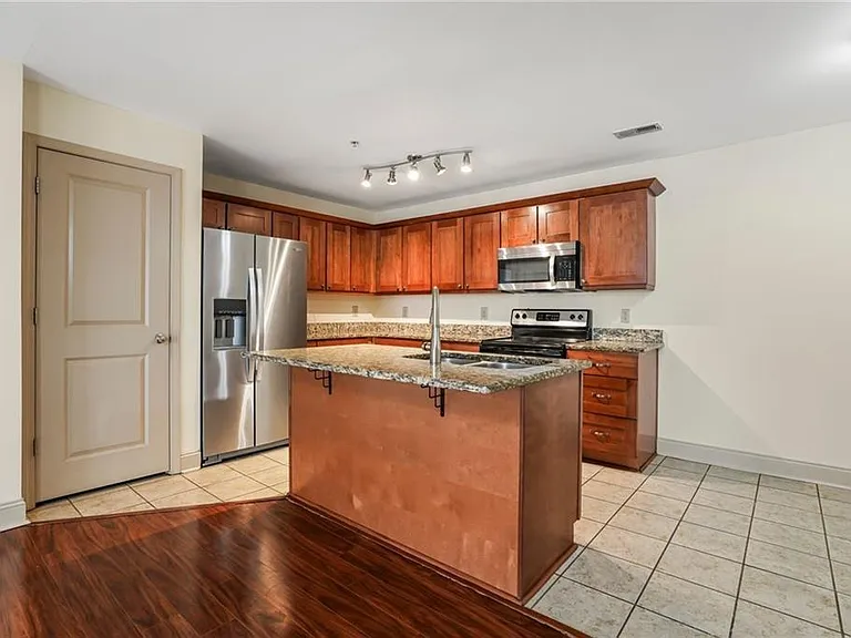 708 Madison Ln SE — Photo 8