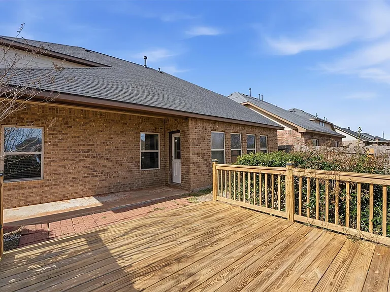 719 Longstreet Dr — Photo 32