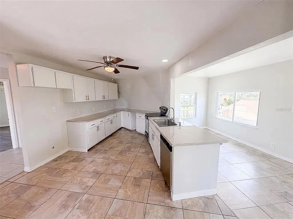 5 bed, 2.5 bath, 3026 sqft, $3,115 — Photo 3