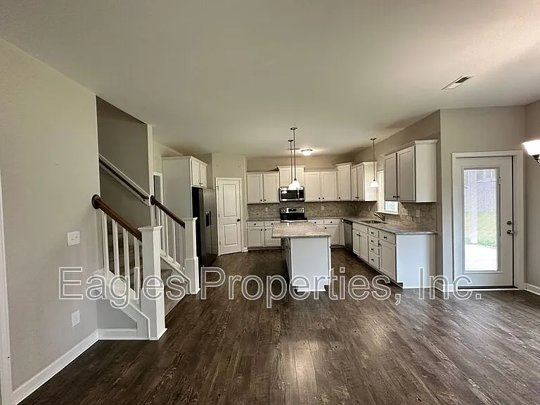 451 Fallingbrook Dr — Photo 8
