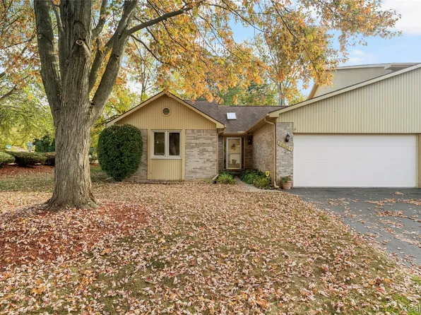 28801 Ranchwood Dr, Southfield, MI 48076