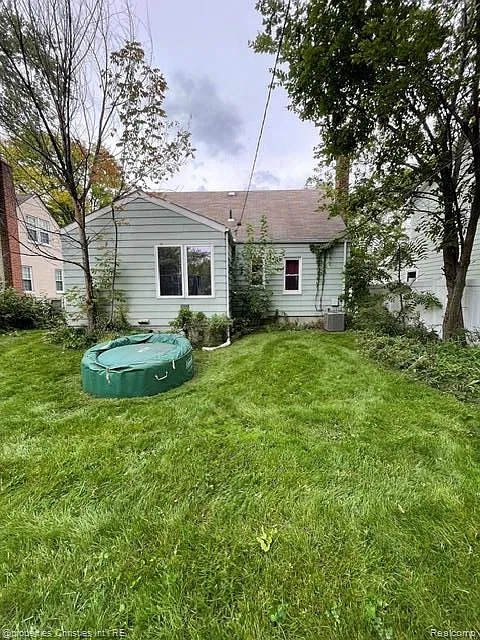 3 bed, 2.0 bath, 1870 sqft, $2,500 — Photo 2