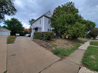 1201 W 19th St #1, Cedar Falls, IA 50613