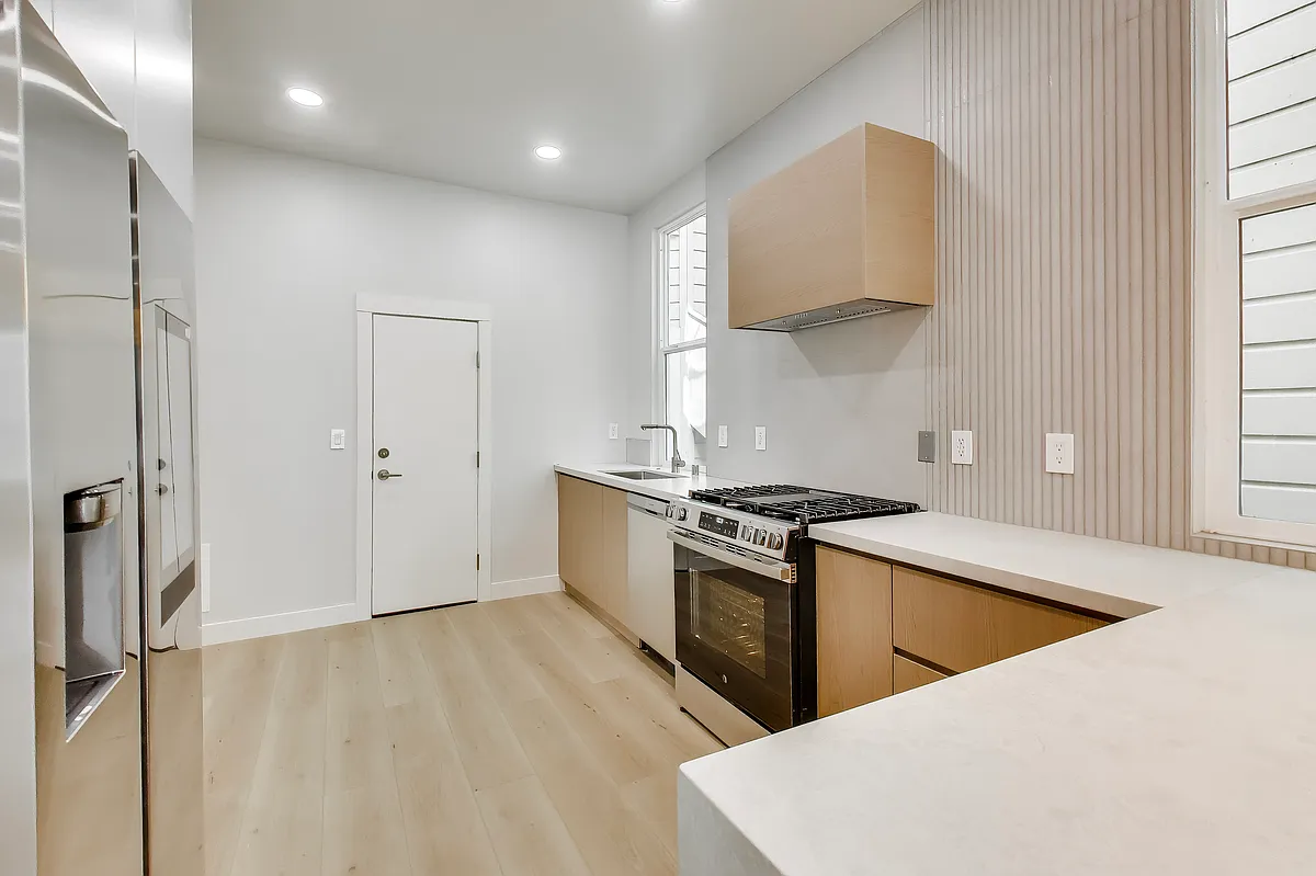 Building Photo - 611 Oak St #611